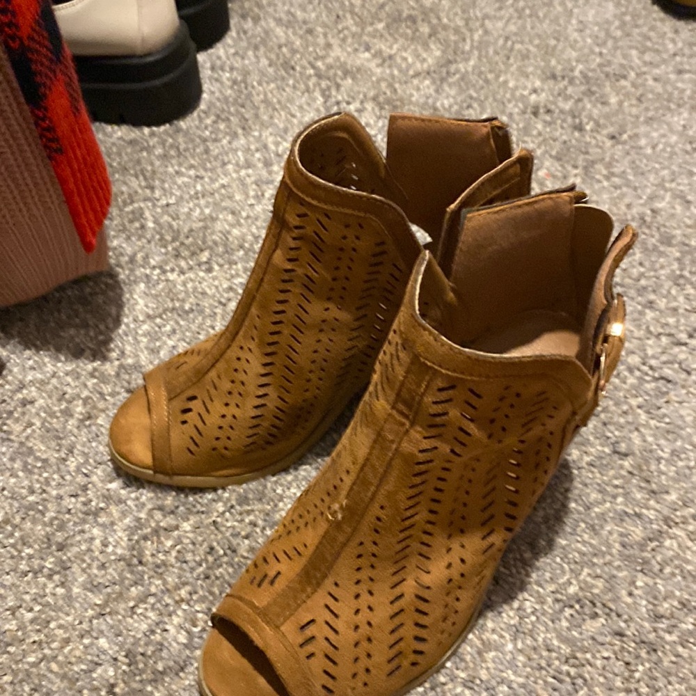 Brown heels size 5, zip up in back, brown, toe out